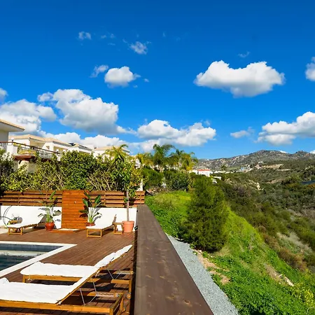 Aura - In Βίλα Πέγεια